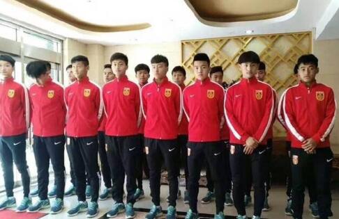 第13分钟，利物浦反击机会，萨拉赫推进到前场右路传到禁区被约翰斯通没收。